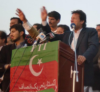 Imran Khan, chef du Mouvement du Pakistan pour la justice (centre-droit populiste), s'adresse à ses partisans durant la campagne électorale.