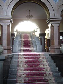 Photo de l'escalier principal de l'ancien bâtiment du Matenadaran.