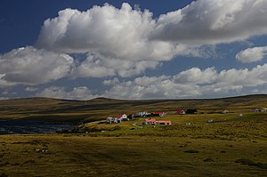 Panorama Istočnog Falklanda sa naseljem Johnson Harbour