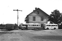 Klintehamns station med två bussar och ett rälsbusståg stående framför. Fotot taget 1947.
