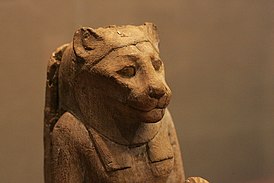 Деревянная статуэтка богини с головой львицы. Лувр, Париж