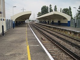 Железнодорожная станция Malden Manor, Большой Лондон (география 4158545) .jpg
