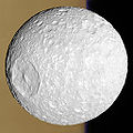 Мимас на фоне колец Сатурна, 13 февраля 2010 года (цвета добавлены к чёрно-белому оригиналу).