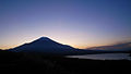 山中湖畔から見た夕暮れの富士山