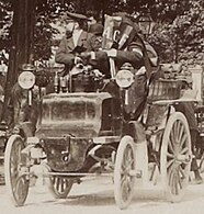 Officiels de course du Paris-Amsterdam-Paris 1898, avec le drapeau de l'ACF.