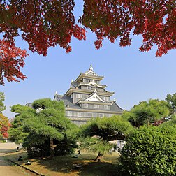 Castelo de Okayama, um castelo japonês na província de Okayama, região de Chugoku. (definição 3 914 × 3 914)