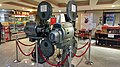 دستگاه آپارات قدیمی که قبلاً در سینما سروش استفاده می‌شده و هم‌اکنون در لابی این سینما برای بازدید عموم در دسترس است.