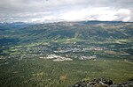 Foto von einem Berg auf einem im Tal gelegene Ortschaft herunter