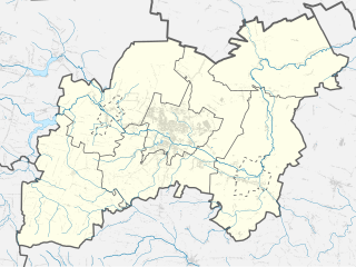 Mapa konturowa powiatu ostrowieckiego, w centrum znajduje się punkt z opisem „Ostrowiec Świętokrzyski”