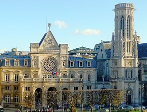 La mairie avec son campanile vus depuis le palais du Louvre (2011).