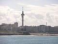 Pirulí de Cádiz. Se observa uno de los Pilones de Cádiz tras los edificios