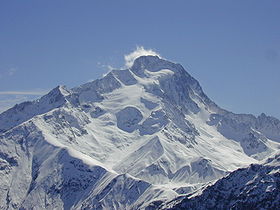 Versant nord-ouest de la roche de la Muzelle, depuis Les Deux Alpes ; l'ombre discoïdale au centre de l'image correspond à l'Œil de la Muzelle.