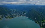 Luftaufnahme einer am Meer gelegenen Ortschaft