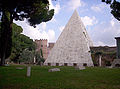 De Piramide van Cestius, een piramide in Egyptische stijl in Rome, gebouwd aan het einde van de 1e eeuw v.Chr.