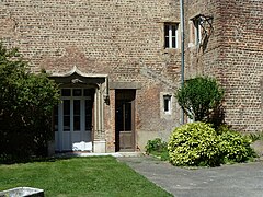 Entrée vers la tour carrée, surmontée de l'écu des Romans-Ferrari.