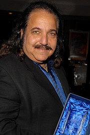 Ron Jeremy prima "Nagradu za pozitivni imidž" na godišnjoj dodjeli nagrada "Koalicije za slobodni govor", Los Angeles, 14. novembar 2009