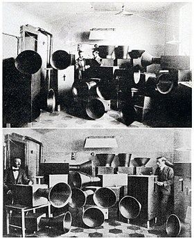 Луиджи Руссоло и Уго Пьятти с созданными ими интонарумори, 1913