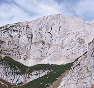 Südwand der Kopfkraxn (Kletterrouten), unten links der Wasserfall