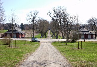 Vy från ladugårdskomplexet söderut med "grindstugorna"