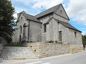 Vue latérale de l'église, au premier plan, le tilleul planté én 1831.