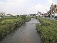 愛知県道298号安城知立線弘法橋上より上流側を望む （知立市新林町、2013年（平成25年）7月）