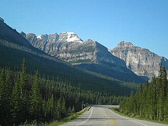 Der Highway 93 am Vermilion Pass mit dem Stanley Peak