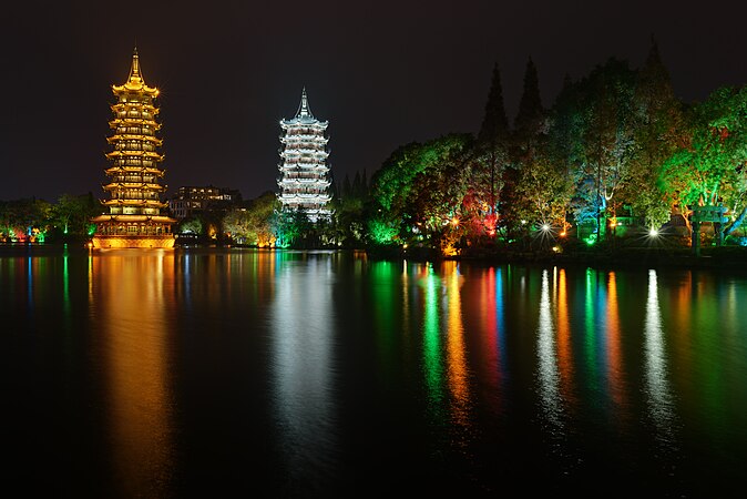 桂林两江四湖景区的日月双塔，及其于杉湖中的倒影。