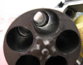 Imagem do tambor (na foto, modelo de carabina), mostrando as câmaras ajustadas que impedem o carregamento de cartuchos .454 Casull em modelos que não sejam magnum.