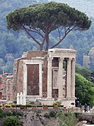 Photographie en couleurs d'un temple romain en ruine, dont il ne reste que quelques colonnes.