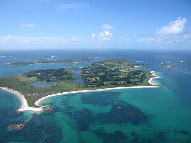 Остров Треско, один из островов Силли, находится в 45 км от графства Корнуолл, Англия