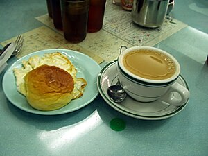 Thé au lait hongkongais avec une brioche-ananas