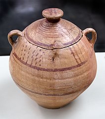 Urna ibera de 20 cm de diàmetre amb tapa i anses, cap a 500-450 ae al Museu de Jaén