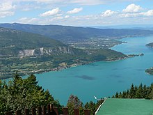 Vue sur le lac d'Annecy depuis le col.