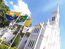 Vista Lateral da Catedral Diocesana Nossa Senhora da Luz, em Luz-MG.jpg