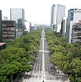 Vista del Paseo de la Reforma de oriente a poniente desde lo alto del Monumento a la Independencia en 2010.