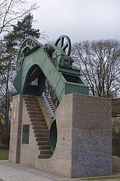 Denkmal von 1965 mit Aufzugsvor­rich­tung (von links) an der Gutermann-Promenade