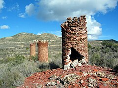 Vista de las ruinas del barrio minero de «La Azufrera» de Libros (Teruel), con detalle de chimeneas de ladrillo, año 2016.