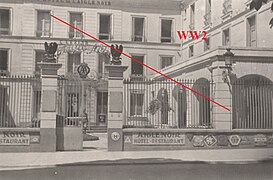 Entrée de l'hôtel durant l'Occupation, vers 1942. Un soldat allemand est positionné dans la cour d'honneur.