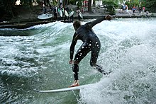 La vague statique de l'Eisbach dans le jardin anglais de Munich.