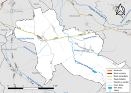 Carte en couleur présentant le réseau hydrographique de la commune