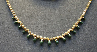 Collier de perles dorées à pendentifs de jaspe