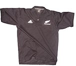 Maillot noir avec une fougère argentée