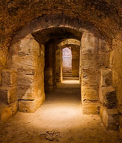 Hipogeu do anfiteatro de El Jem, um sítio arqueológico na região do Sahel, Tunísia. (definição 4 197 × 4 911)