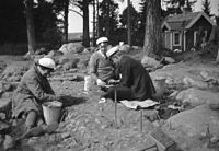 Berit Wallenberg spolu se dvěma archeology v Nälsta 1930