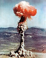 Champignon produit par l’explosion d’un essai américain d’arme nucléaire de 14 kt dans l’atmosphère, dans le désert du Névada en 1951