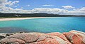 Vista del agua y las rocas anaranjadas.