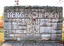 Stèle à l'entrée du camp de Bergen-Belsen