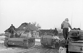 Bundesarchiv Bild 101I-090-3911-23, Russland, Sturmgeschütz und Schützenpanzer auf Dorfstraße.jpg