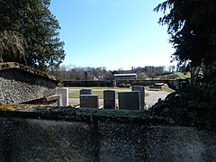 Der Friedhof und im Hintergrund das Dorf