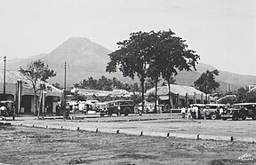 Pemandangan Gunung Panderman dari Kota Batu pada awal abad ke-20.